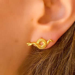 Puces d’oreilles serpent Lina dorées profil, montrant le motif serpent, la finesse du design et l’éclat de la dorure.
